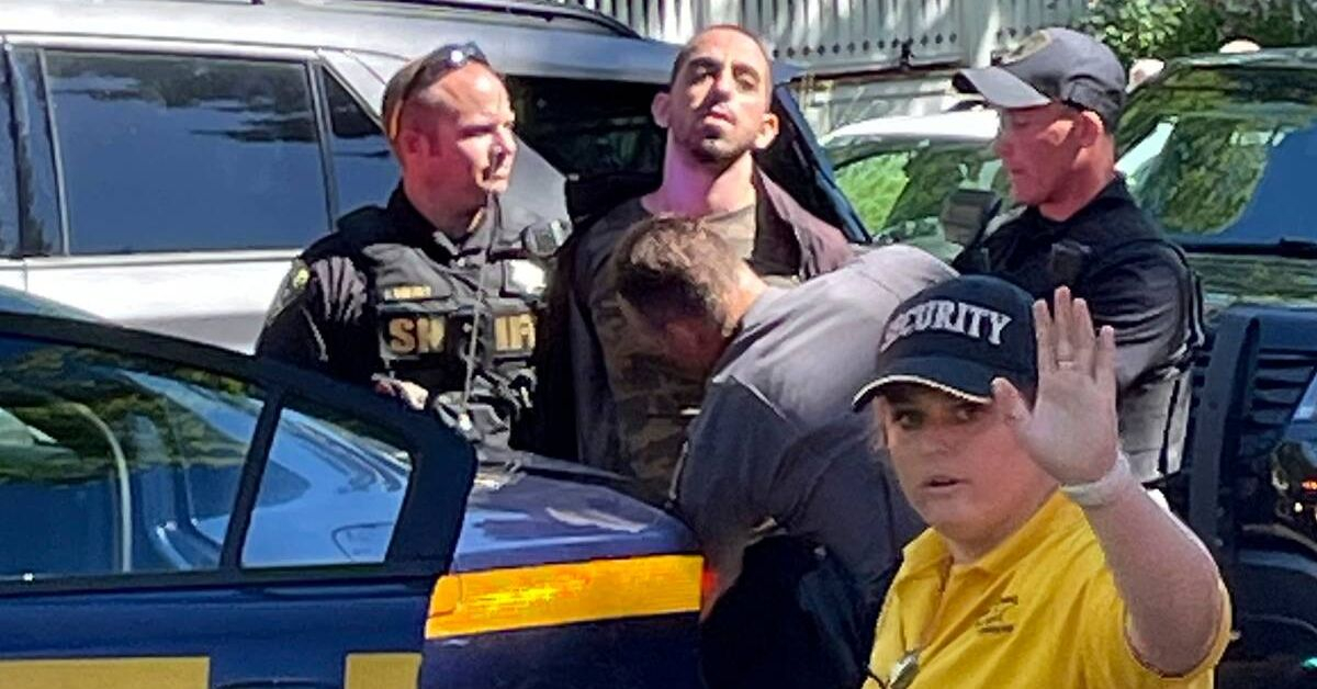 Задържаха коляча на писателя Салман Рушди, оказа се, че е ... 