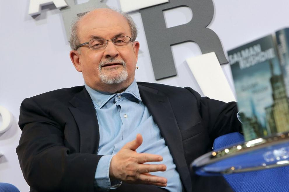 Писателят Саламан Рушди ослепя и остава инвалид след нападението в Ню Йорк