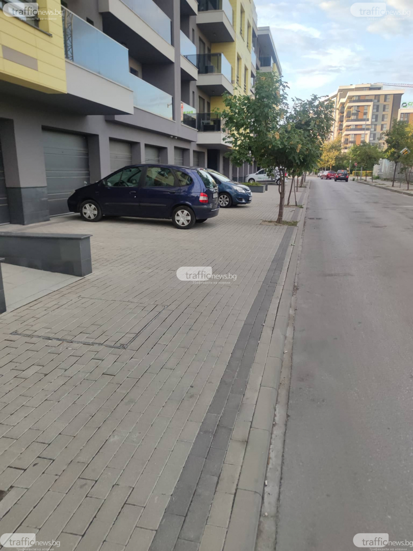 Частен ли е този тротоар и защо колите паркират отвън, а не в гаражите си? СНИМКИ