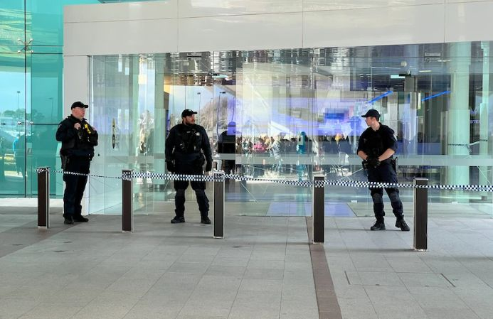 Паника на летището в Канбера, мъж извади оръжие и започна да стреля СНИМКИ