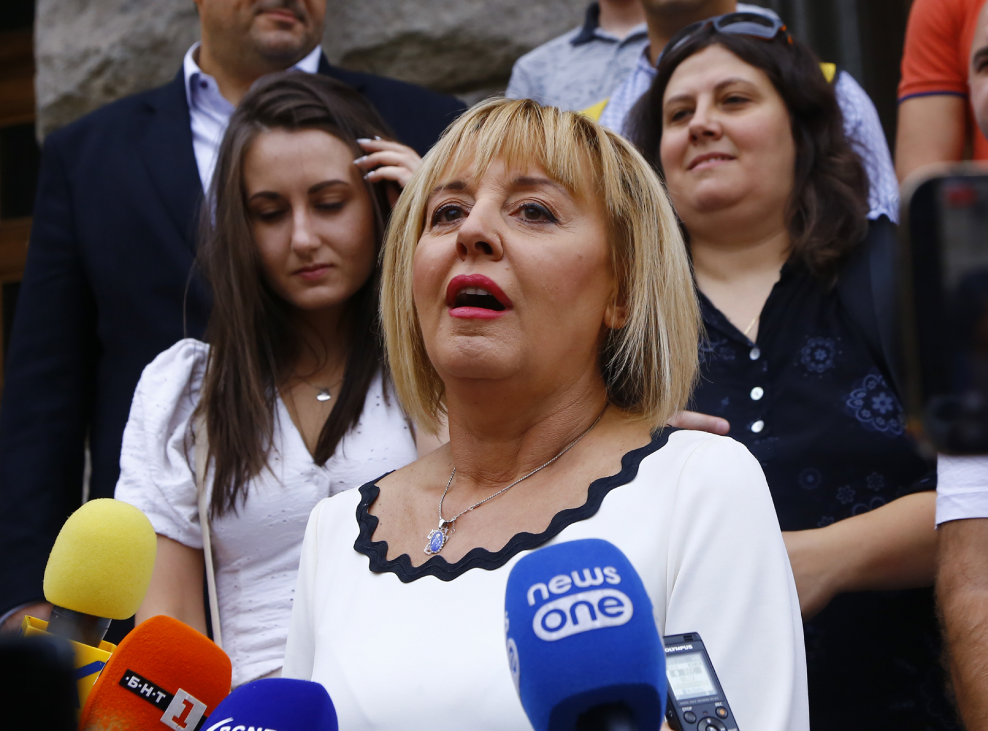 Мая Манолова слизала някъде под земята, ама точно къде