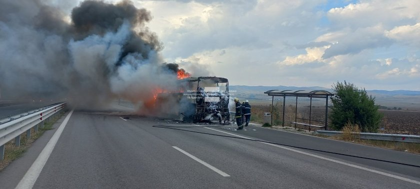 Нов ужас с пълен с народ автобус на АМ "Тракия", движението е спряно ВИДЕО 