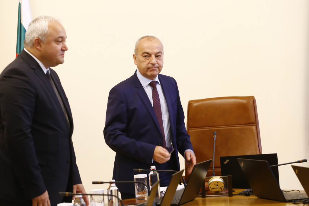 Извънредна новина за състоянието на Гълъб Донев! Премиерът е под карантина 