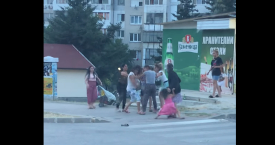 Хвърчат коси и перушина: Грозен женски бой във варненски квартал ВИДЕО 