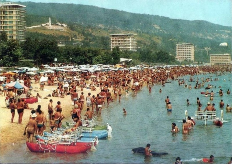 Спомени от соца: Как едно време ходехме на море за 50 лева с карта от завода