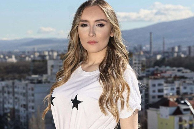 Без свян: Дара Екимова лъсна по зърна СНИМКА 18+