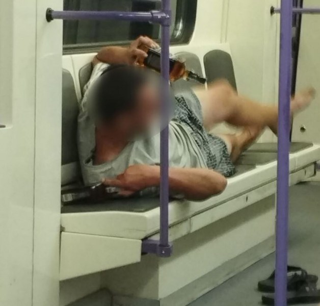 Столичанин, заспал с 2 бутилки уиски в метрото, скара мрежата СНИМКИ