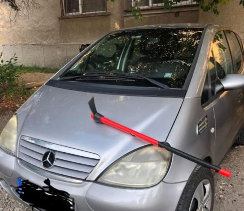 Кирка беше забита в автомобил, паркиран в кв. "Надежда" 4 СНИМКИ