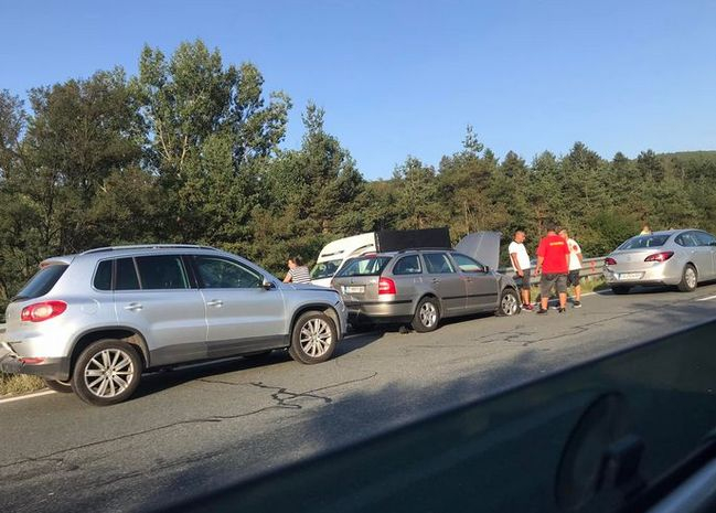 На "Тракия" е ад! Куп шофьори в ужасна тапа в жегата на път за морето ВИДЕО 