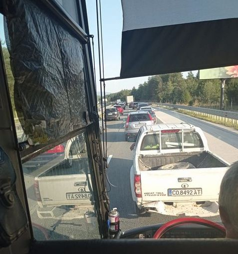 На "Тракия" е ад! Куп шофьори в ужасна тапа в жегата на път за морето ВИДЕО 
