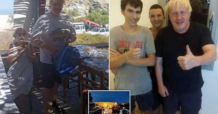 Голям срам! Борис Джонсън метна смешен бакшиш в Гърция СНИМКИ
