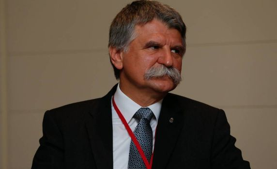 Шефът на унгарския парламент бие тревога за плановете на частни глобални корпорации за ЕС 