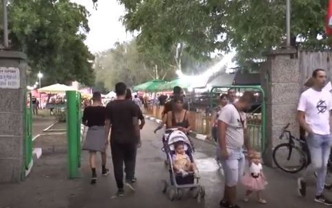 Нищо не може да спре купона в този български град - нито кебапче за 3 лв., нито бира за 4 