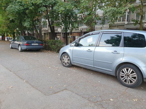 Шофьорка видя налепените фишове по колите в Пловдив и ето какво направи СНИМКИ