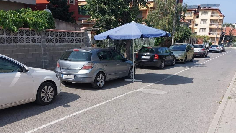 Намери му цаката! Бургазлия откри как да предпази колата си от жаркото слънце СНИМКА