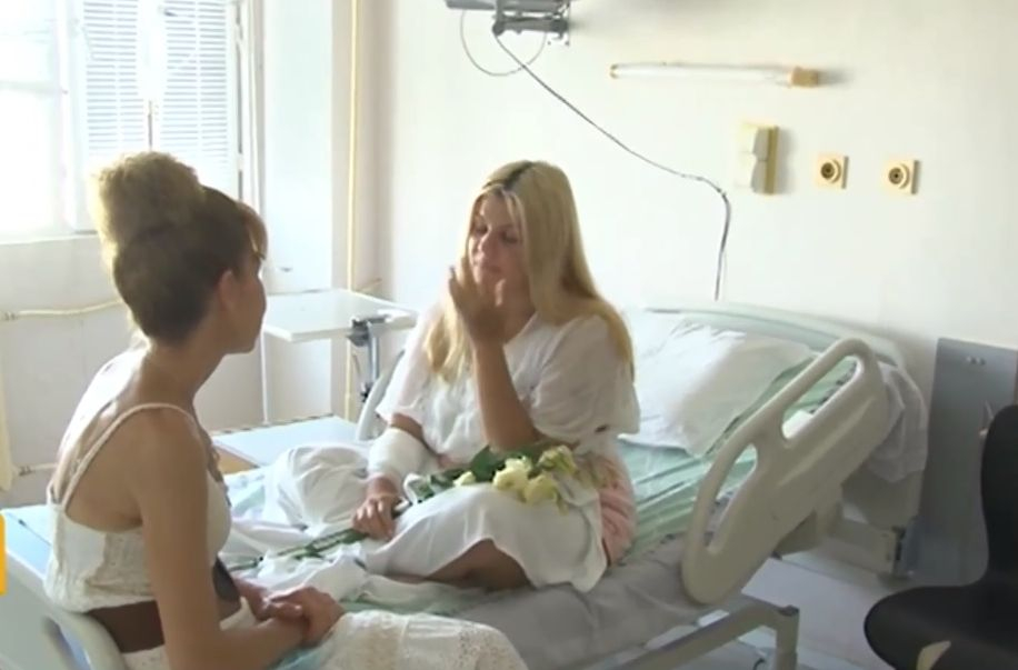 Трогателно! Теодора се срещна с жената, която я спаси след удара от мълния ВИДЕО
