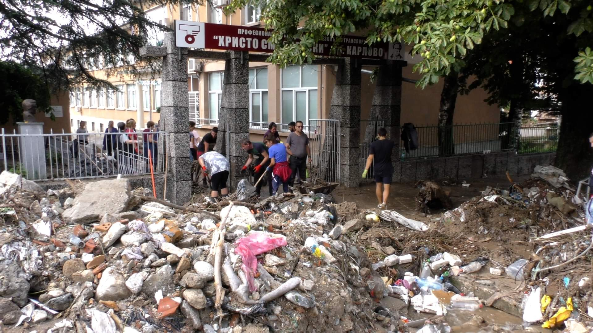 БЛИЦ TV: Страшни щети в Карлово след вчерашния потоп