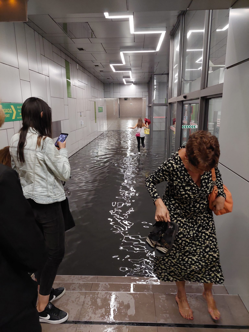 Проливният дъжд в София наводни станция на метрото СНИМКИ 