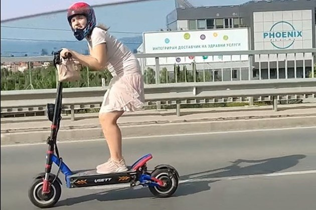 Емили Тротинетката се преби със 100 км/ч на Околовръстното, задникът й е... ВИДЕО