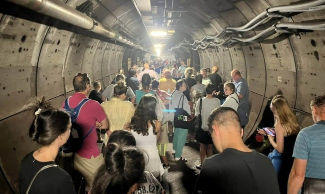 Такова нещо в тунела под Ламанша не бе ставало, близо 5 часа... ВИДЕО