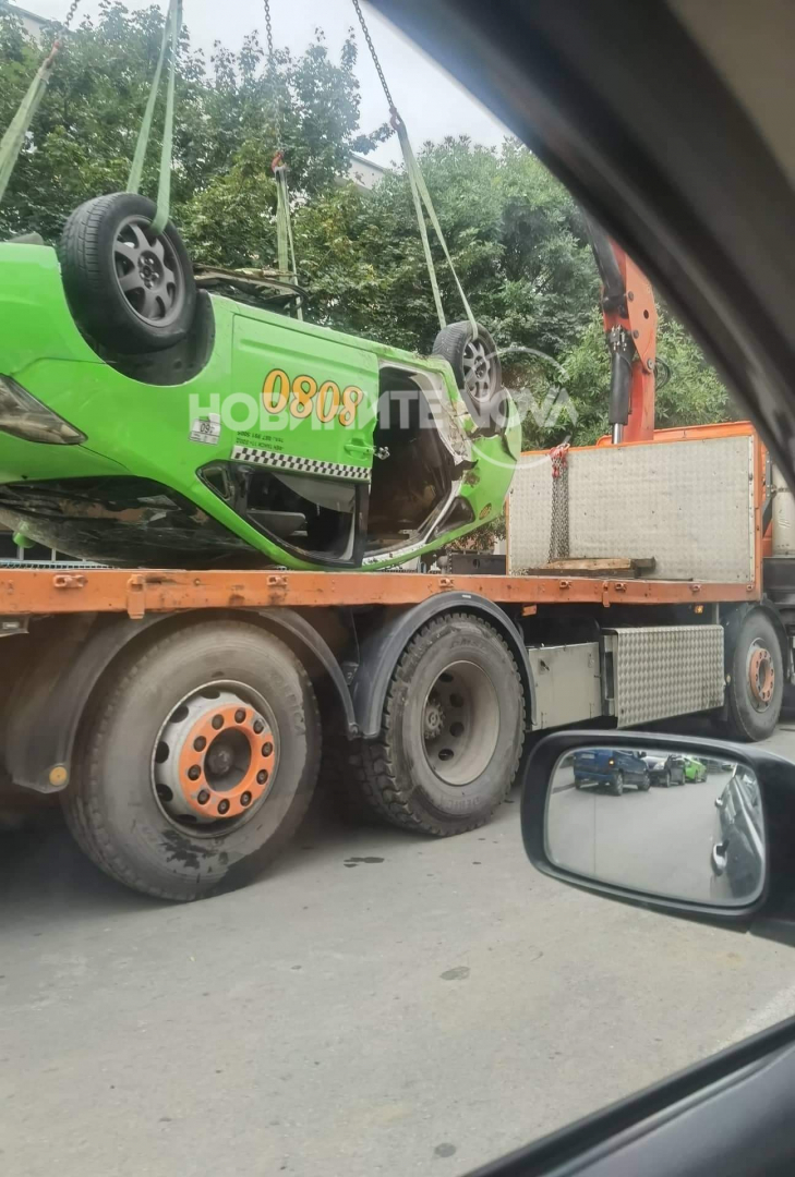 Такова нещо не се вижда всеки ден! Кола пропадна в изкоп в Русе ВИДЕО