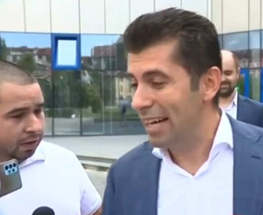 Пиарът на ГЕРБ изригна гневно след нападението на Кирил Петков над журналист