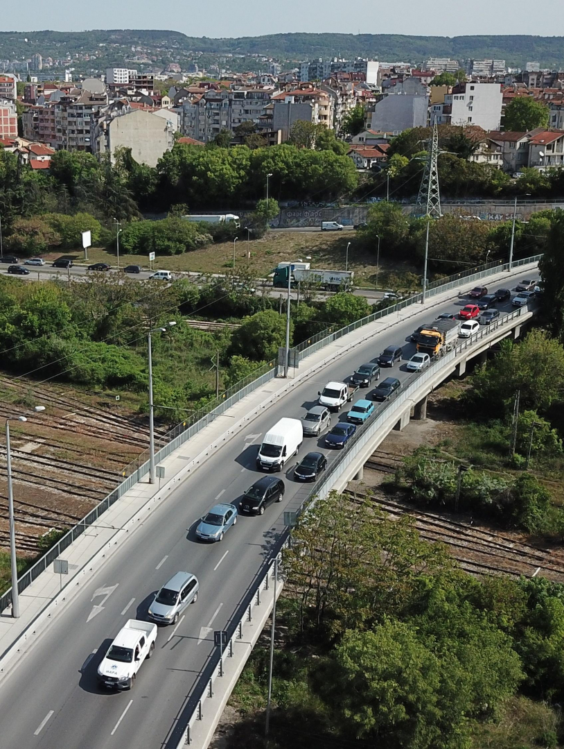 Мъж полетя от Аспаруховия мост, намериха колата му