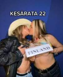 Гръмна нов скандал около Сана Марин, този път с топлес лесбийки СНИМКИ 18+ 