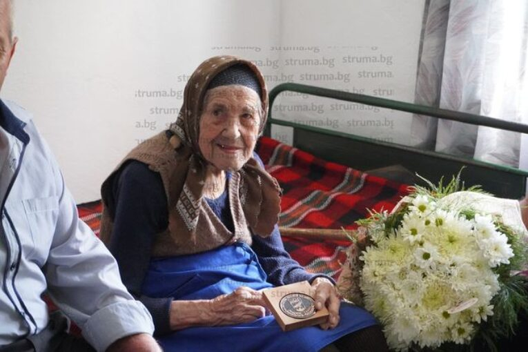Баба Златка чукна 100, ето я тайната на дълголетието й 