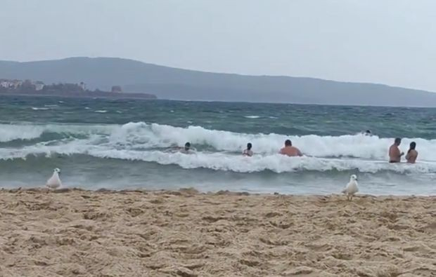 Лошо време ли? Я ги вижте тези смелчаци на Китен ВИДЕО 