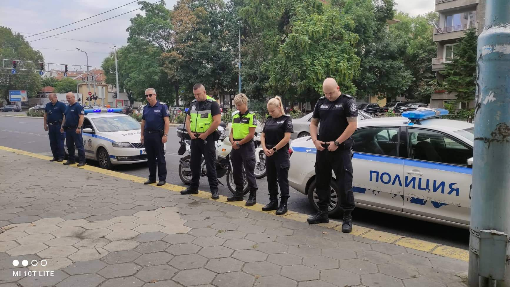 Наведоха глави: Полицаи почетоха починалите си колеги в Бургас СНИМКИ