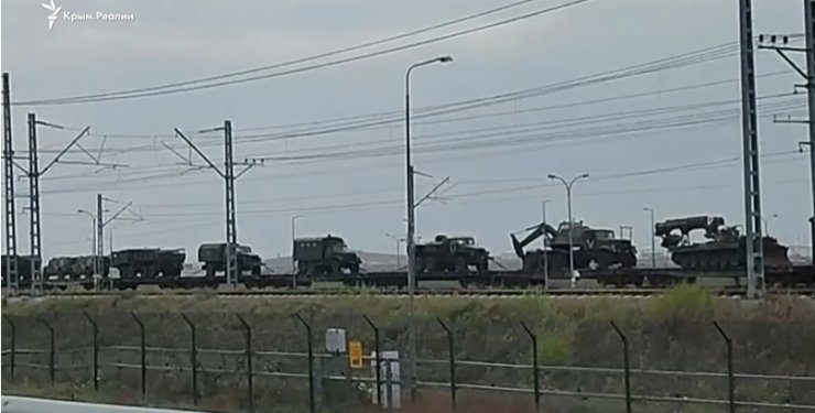 ВИДЕО от войната: Русия прехвърля влакове с военна техника към Крим по Керченския мост