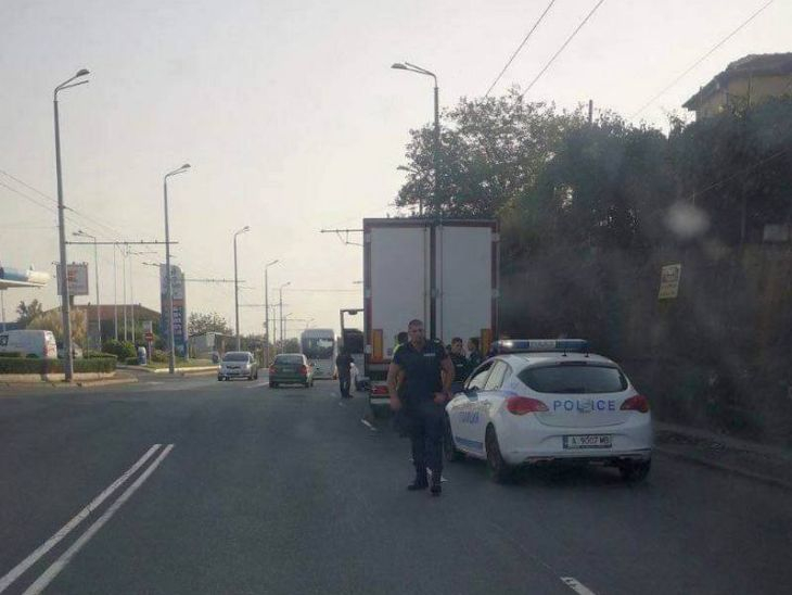Нов екшън с мигранти в Бургас, почерня от полиция и жандармерия СНИМКИ 