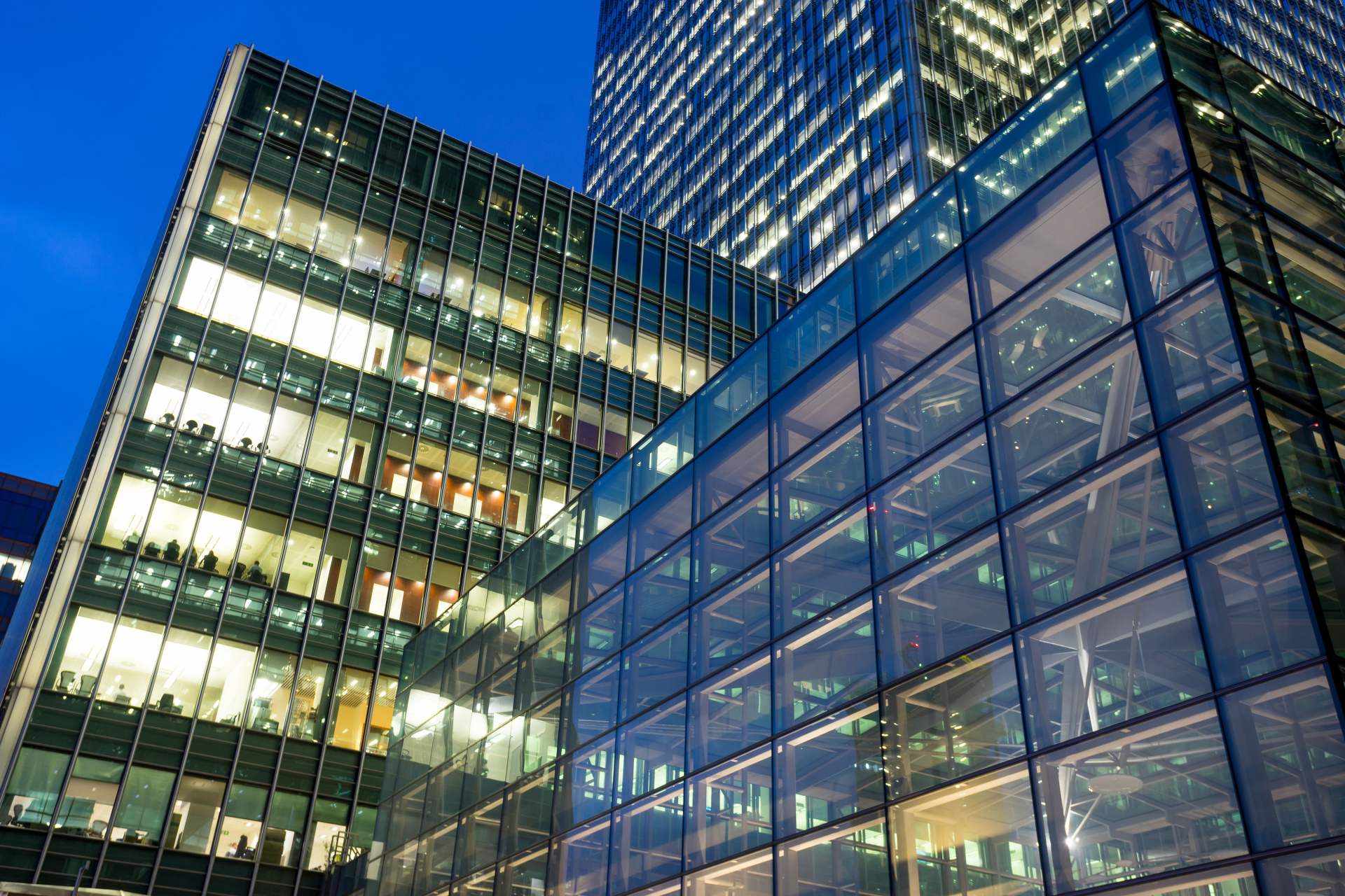 Вече се случва: Европейците се къпят със студена вода, на тъмно, с намалени климатици