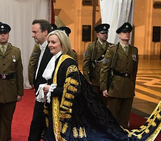 Фаворитът за премиер на Великобритания Лиз Тръс планира намаляване на данъците