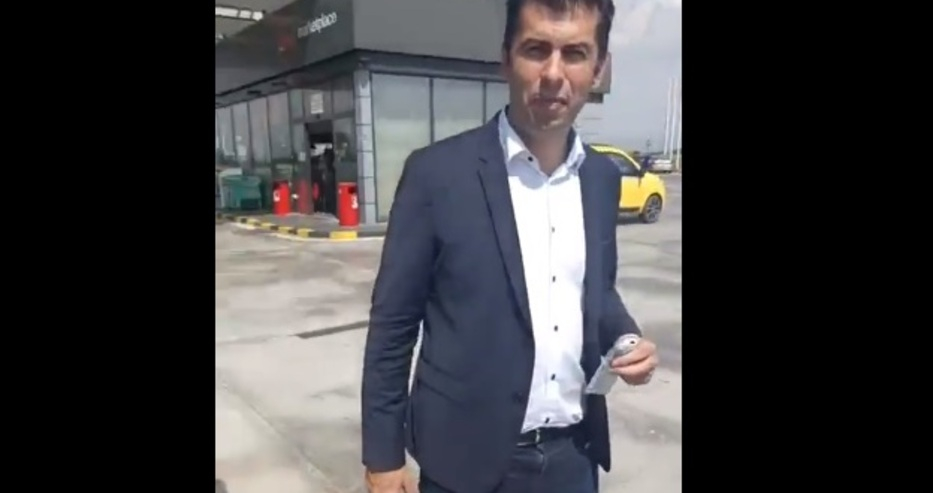 Нов екшън с Петков! Активист на "Възраждане" го погна на бензиностанция на АМ "Тракия" и... ВИДЕО