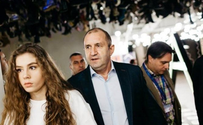 Щерката на президента Радев пак се съблече СНИМКА 18+