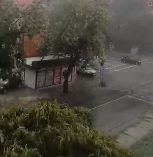 Апокалипсис в Пазарджик, бурята помете всичко по пътя си ВИДЕО 