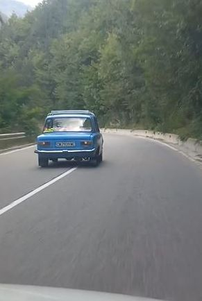 Безумец с "Жигули" шпори смело в насрещното по пълен със завои опасен участък СНИМКИ 