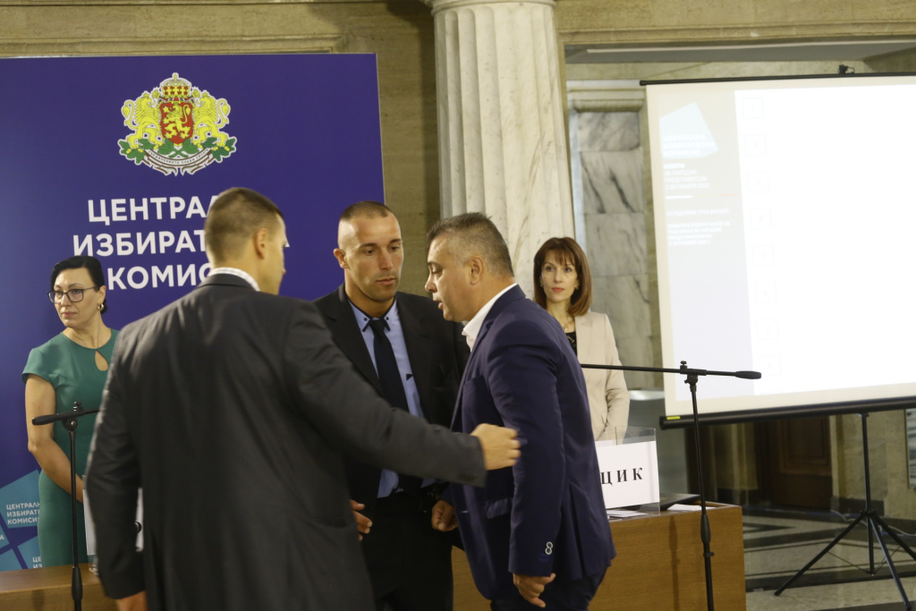 Бесен екшън в ЦИК! Гардове на НСО награбиха член на ВМРО и... БЛИЦ TV