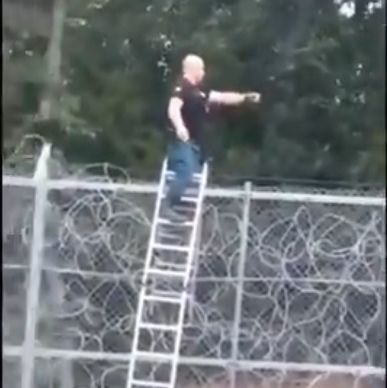 Ще побеснеете от това ВИДЕО: Мигранти с невиждано гнусна гавра с български полицай