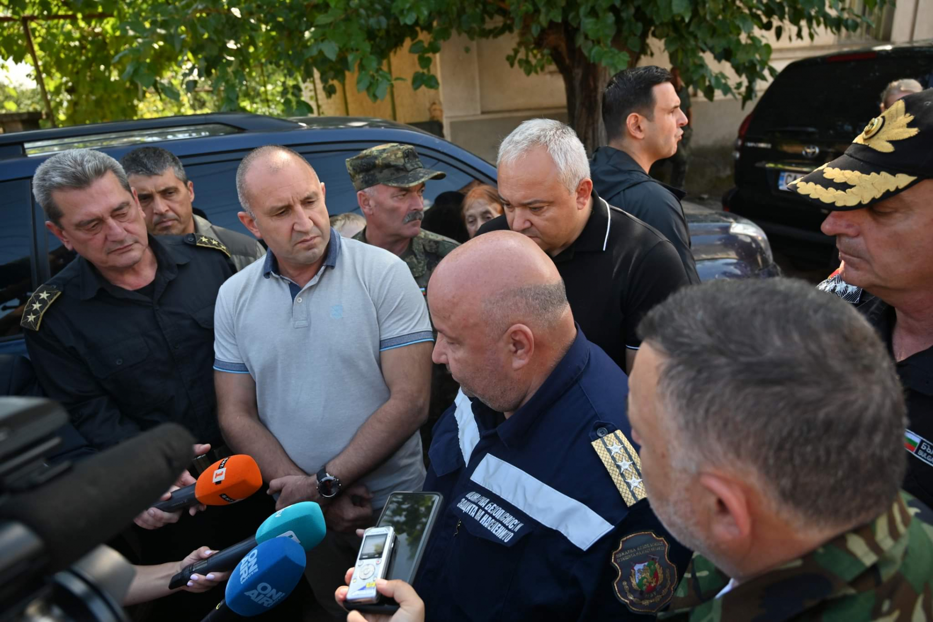 Румен Радев пристигна в епицентъра на бедствието ВИДЕО