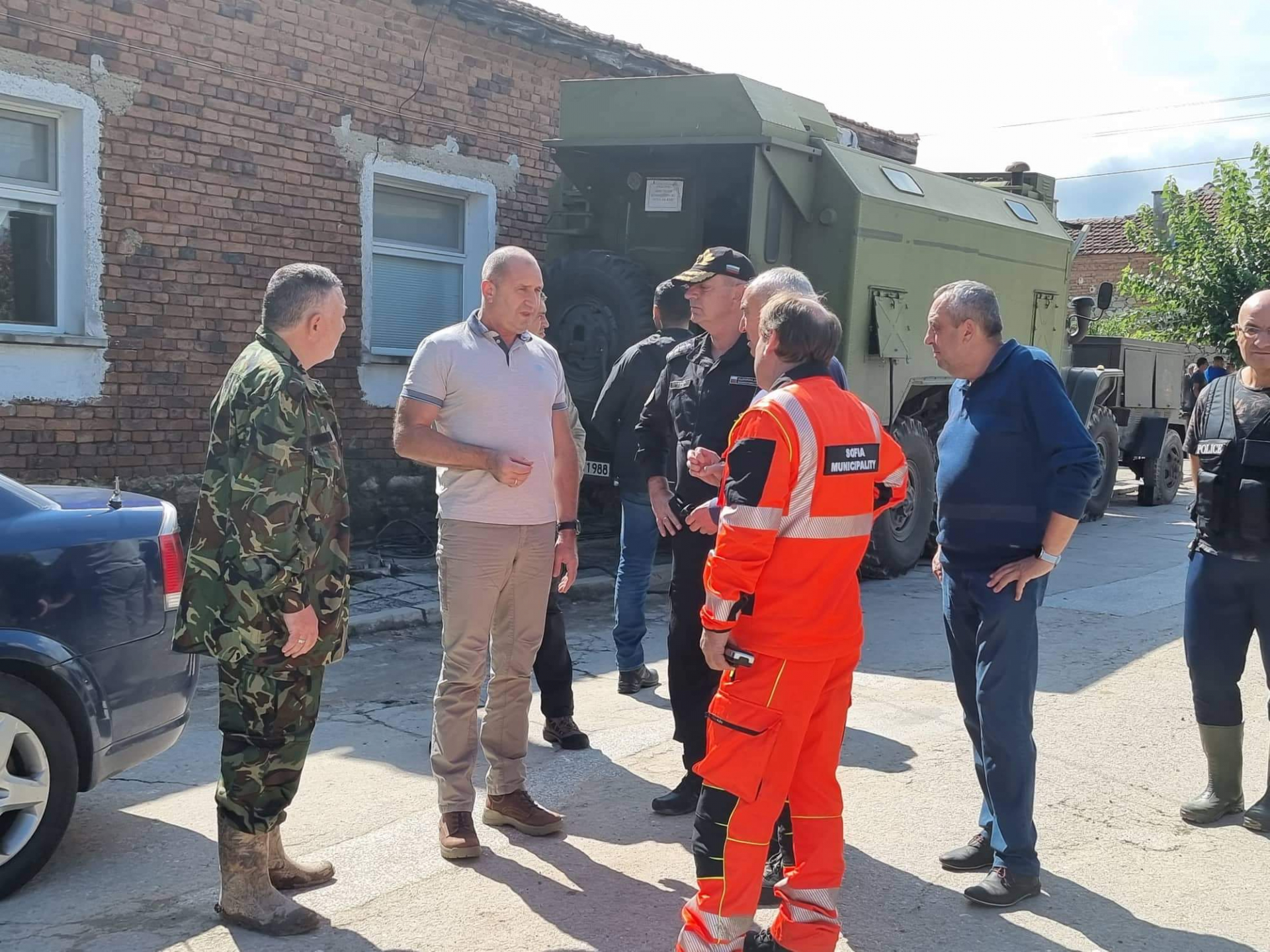 Румен Радев пристигна в епицентъра на бедствието ВИДЕО