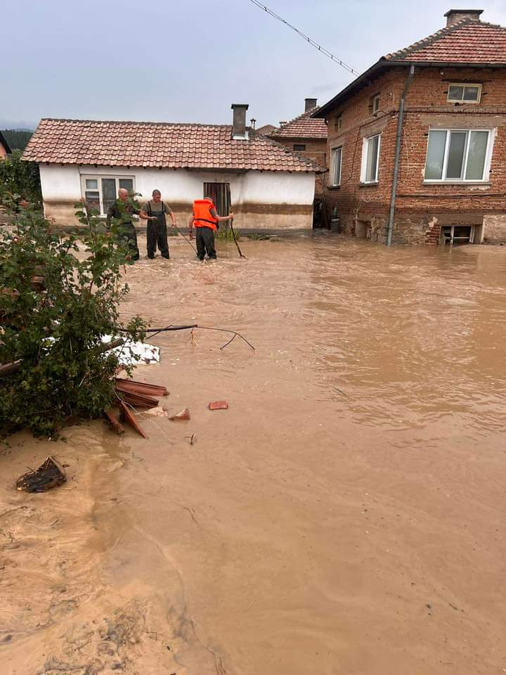 Последни новини за водния апокалипсис в Карловско СНИМКИ