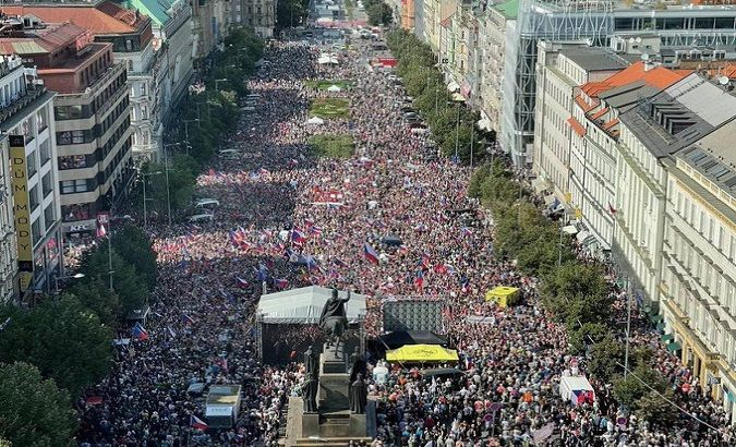 Бунт в Чехия! Хората негодуват заради Украйна и скъпите горива и ток ВИДЕО
