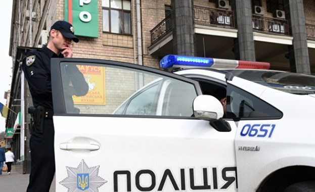 Гол мъж се барикадира в заложна къща в...