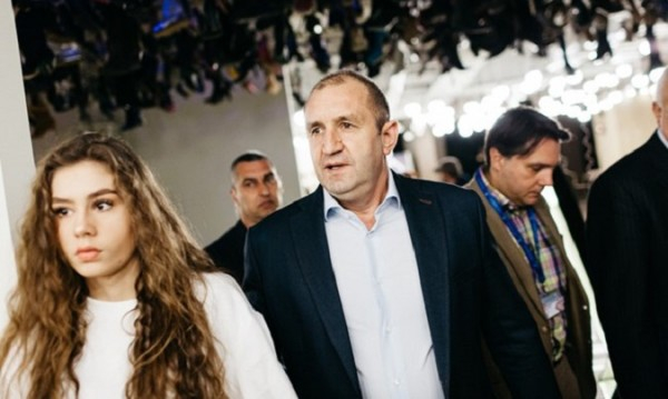 Щерката на президента се показа полугола по тъмна доба СНИМКА 18+