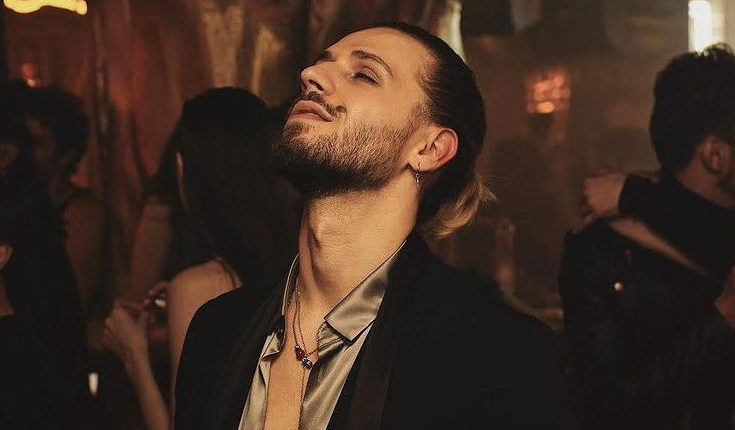 Папи Ханс полудя по тази секси мацка, а гаджето му... СНИМКИ 18+