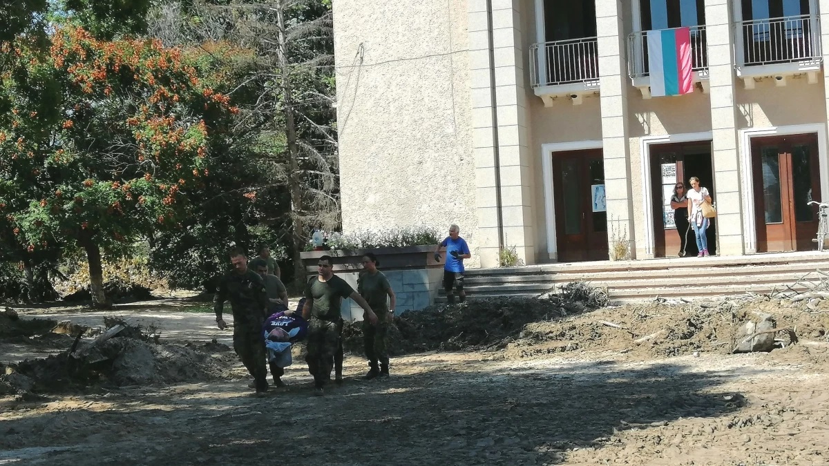 Жена пострада при разчистването след водния ад в Каравелово СНИМКИ