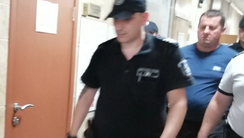 Първи СНИМКИ на полицая, обвинен за убийството в Милево  